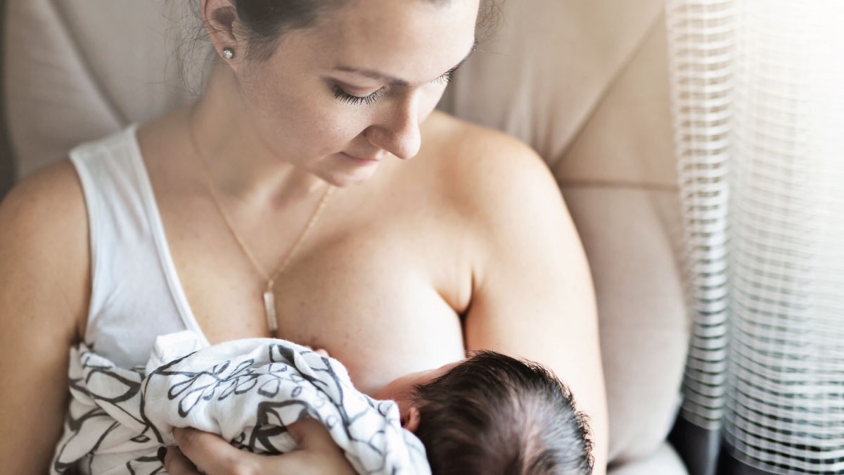 mom breastfeeding child - breastfeeding reduces diabetes risk