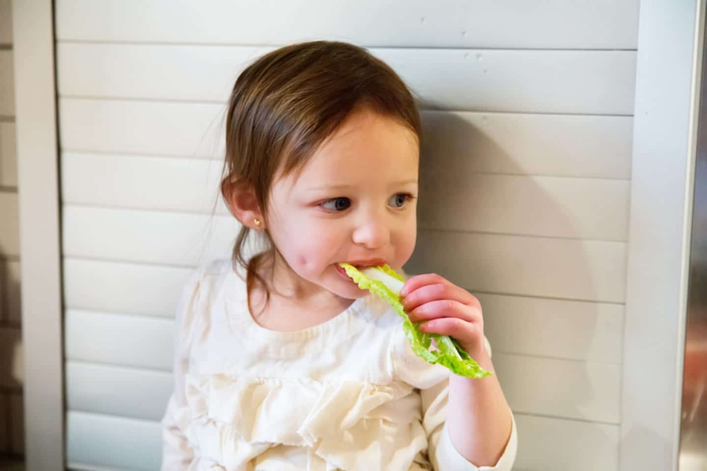 cdc romaine lettuce e. coli outbreak young girl eating romaine lettuce