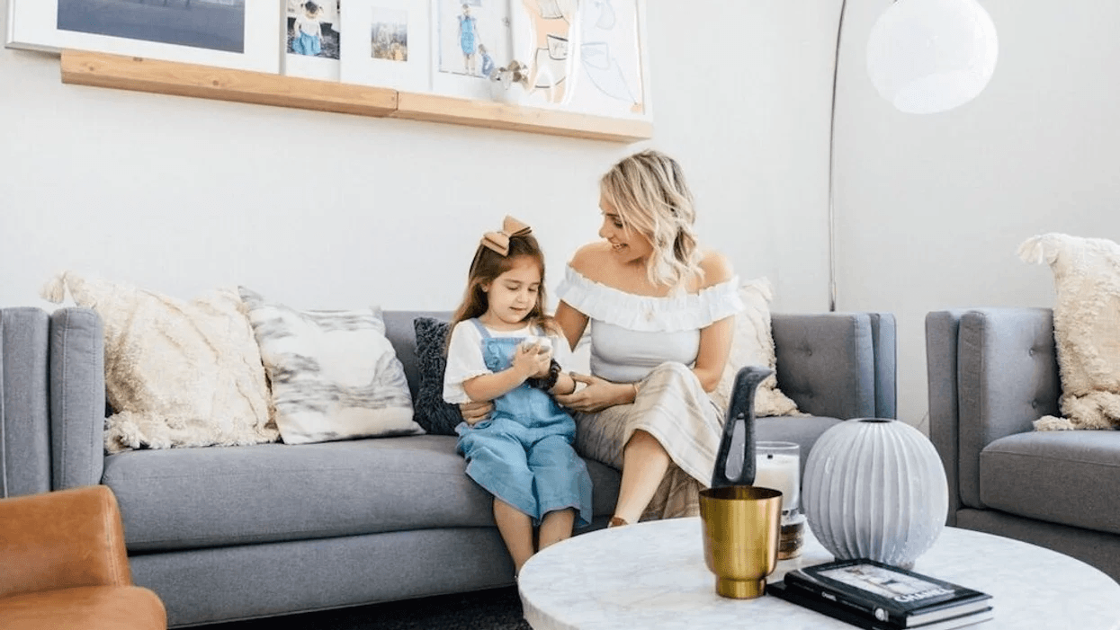 mom talking to daughter on the couch