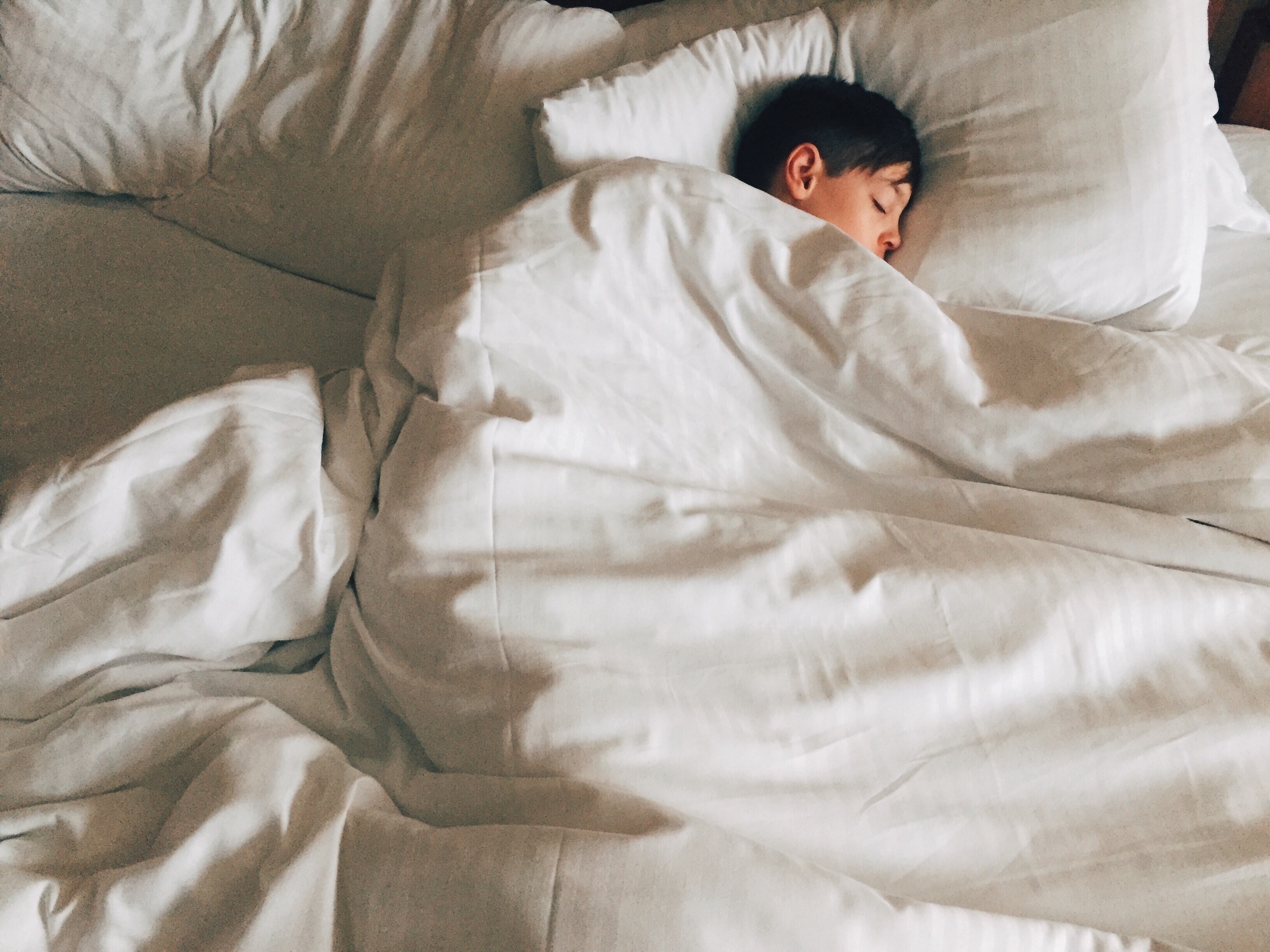 how to make sure your kids get enough sleep during holidays featured