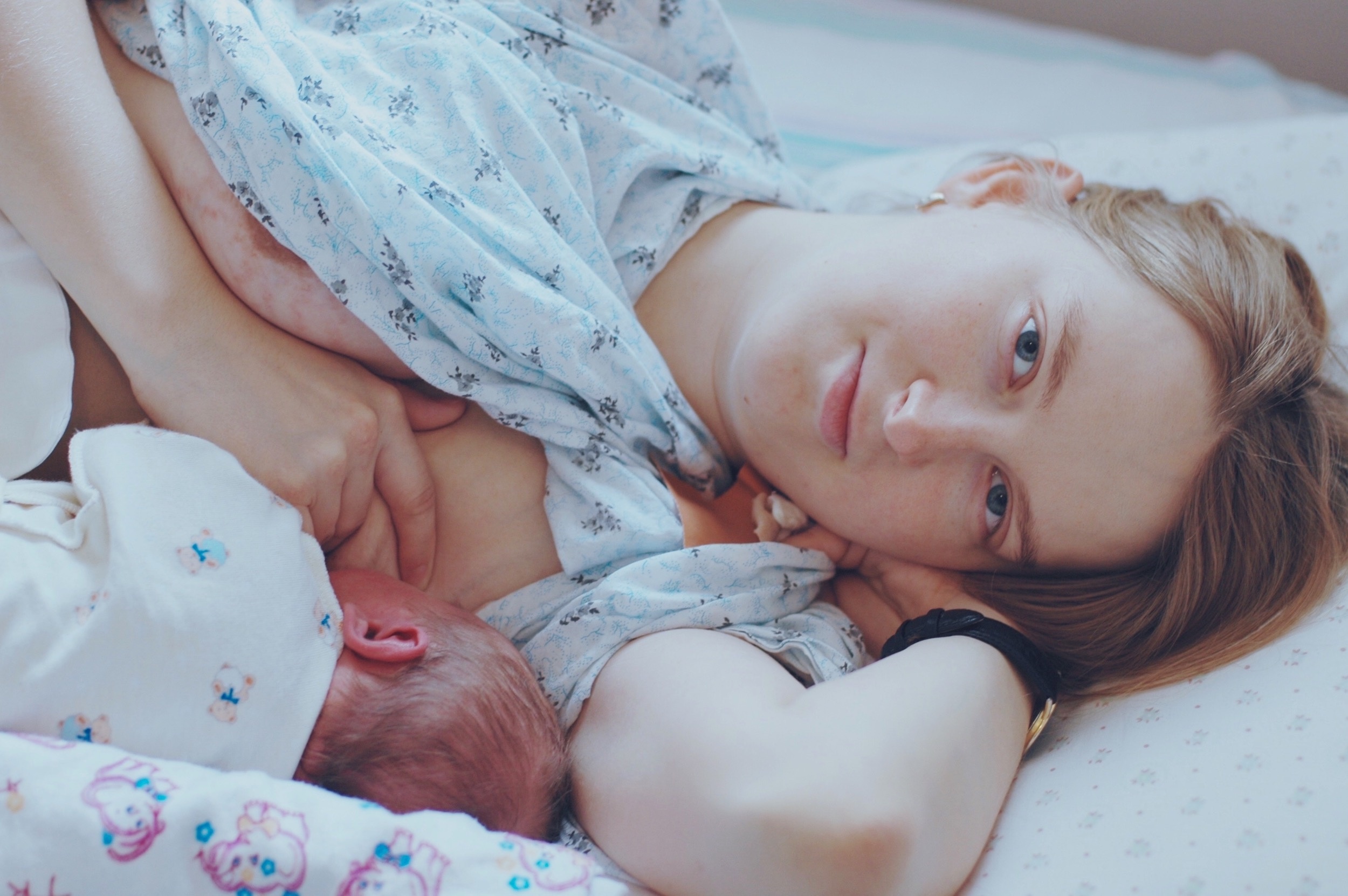 delaying babys first bath could make breastfeeding easier featured Motherly