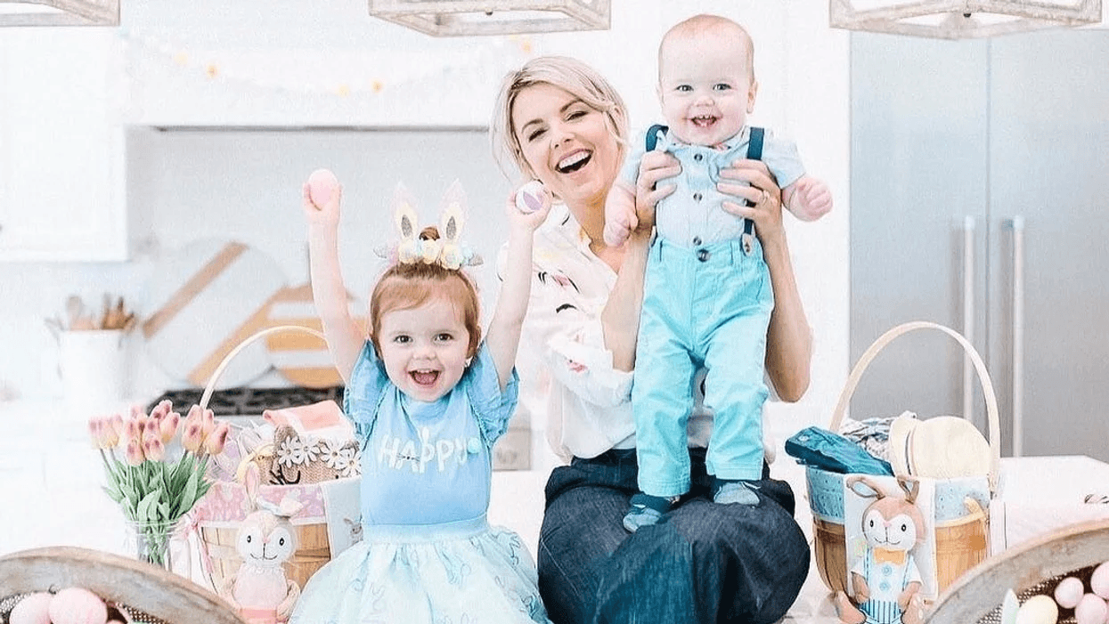 Ali Fedotowsky-Manno holding her son while her daughter celebrates