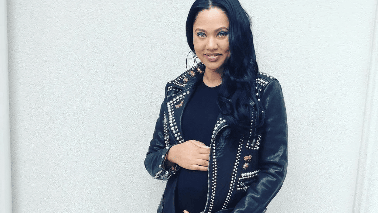 ayesha curry holding her pregnant belly