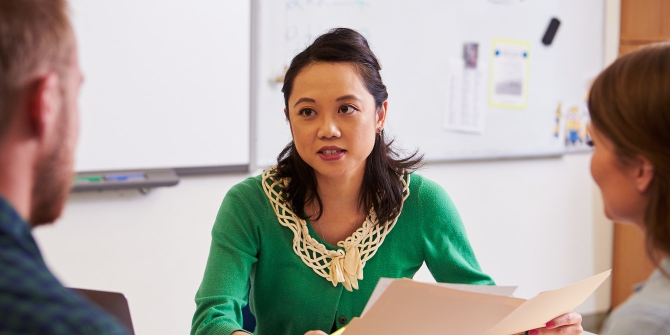 teacher talking to parents- how parents can connect with teachers