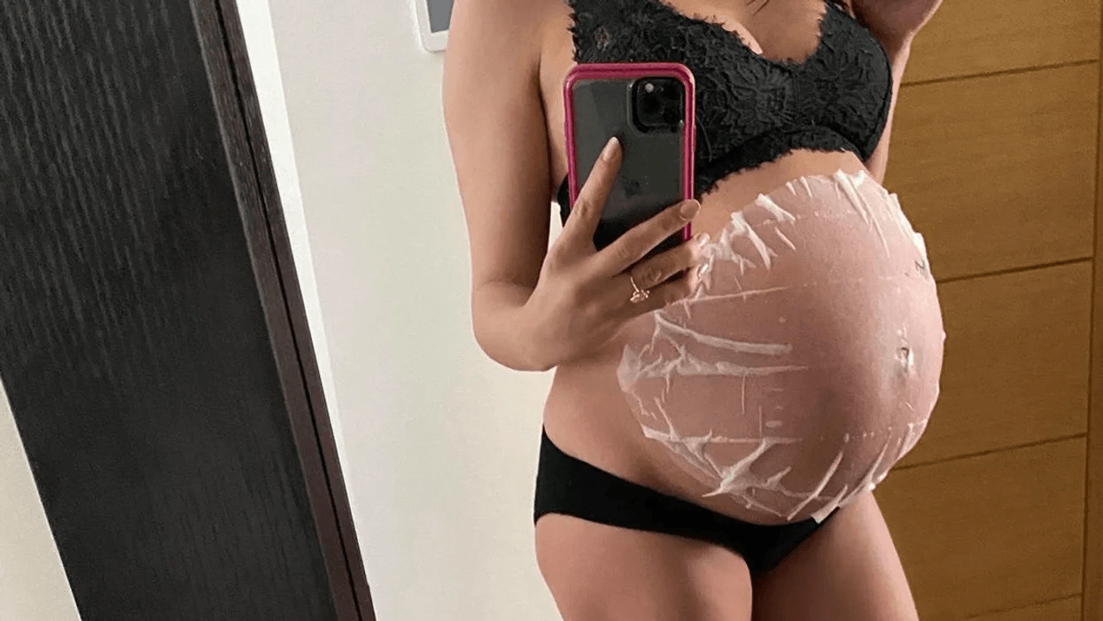 Jenna Dewan taking a picture of her pregnant belly mask