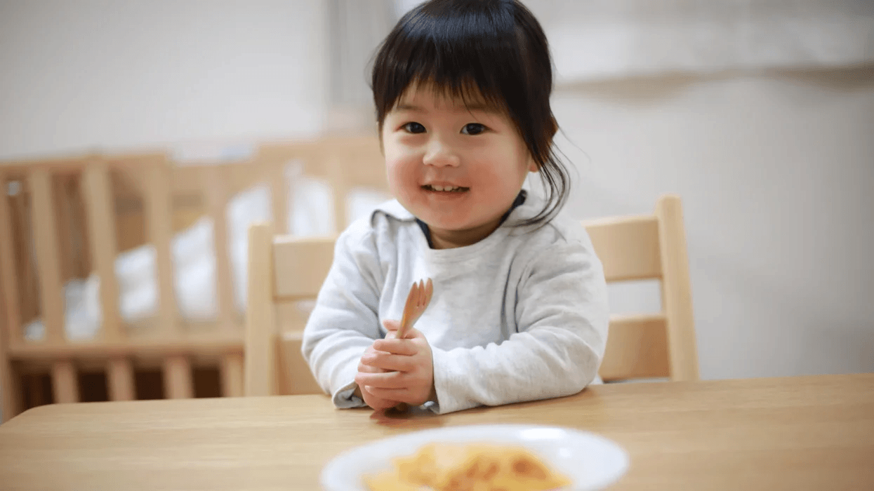 https://www.mother.ly/wp-content/uploads/2021/03/little-girl-eating-food.png