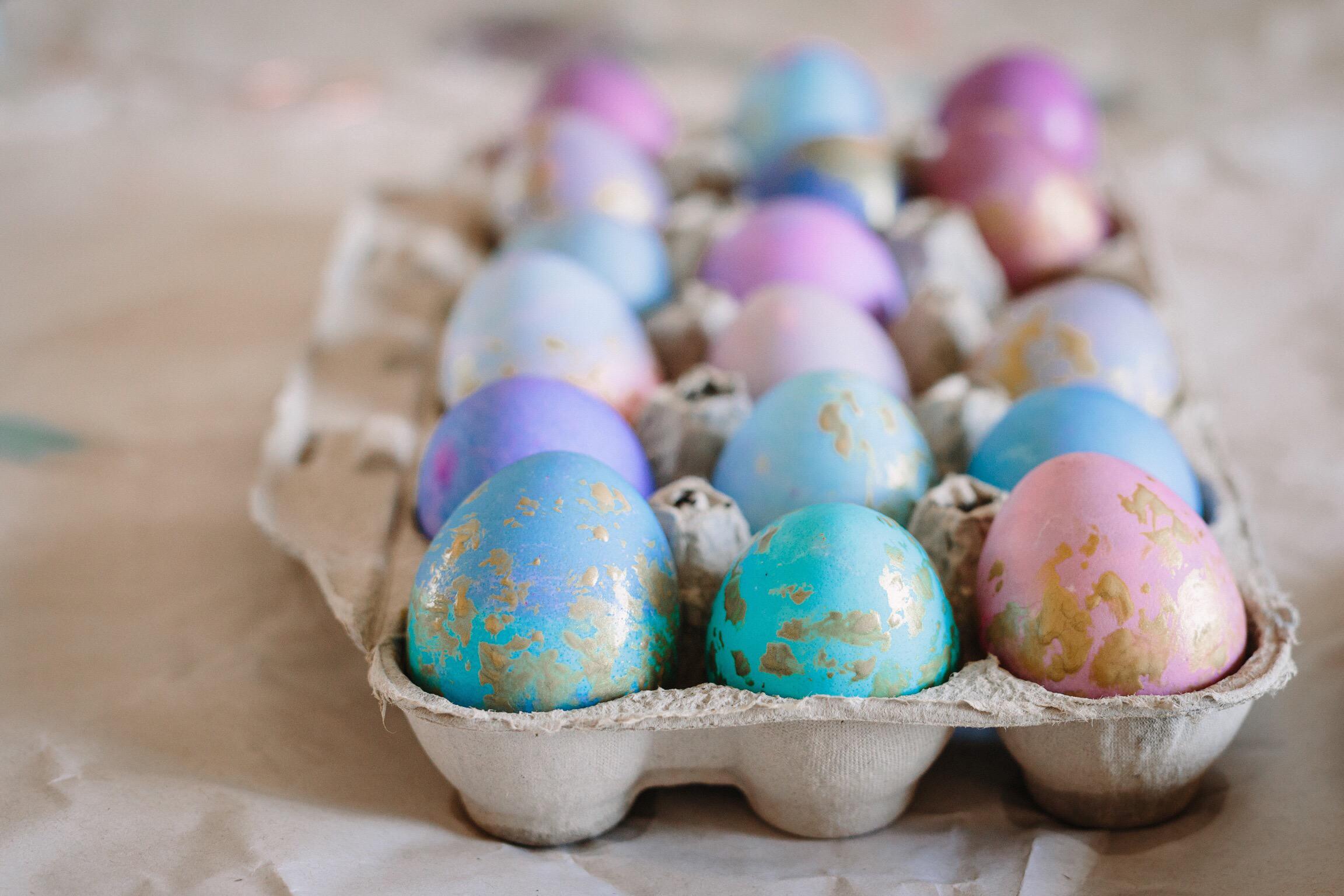 colorful eggs in a carton- easter egg decorating ideas