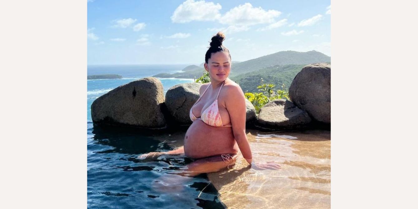 pregnant chrissy teigen in a hot tub - postpartum bleeding