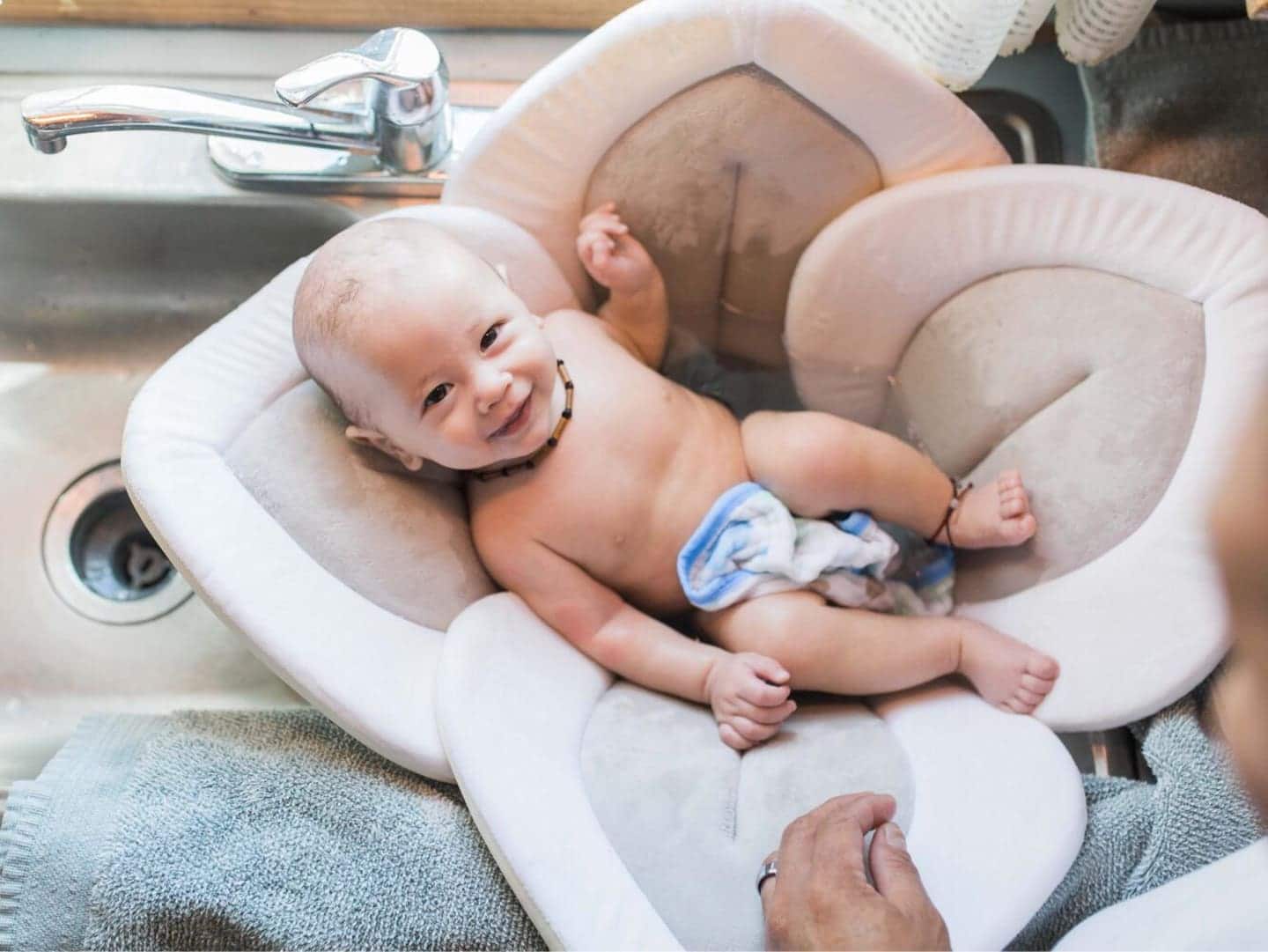 baby in bath - best baby bath tub