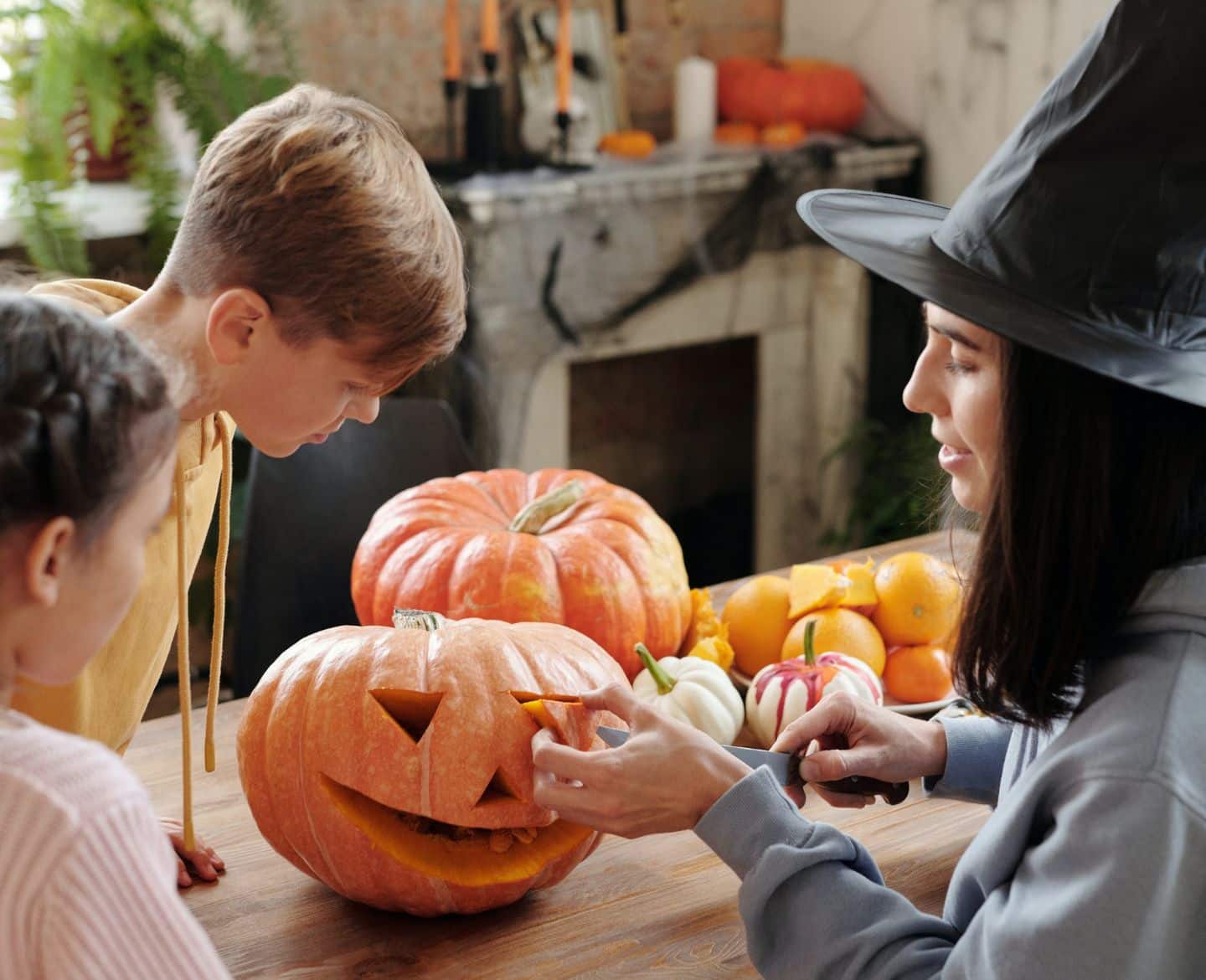 mom and kids carving pumpkins- pumpkin carving ideas