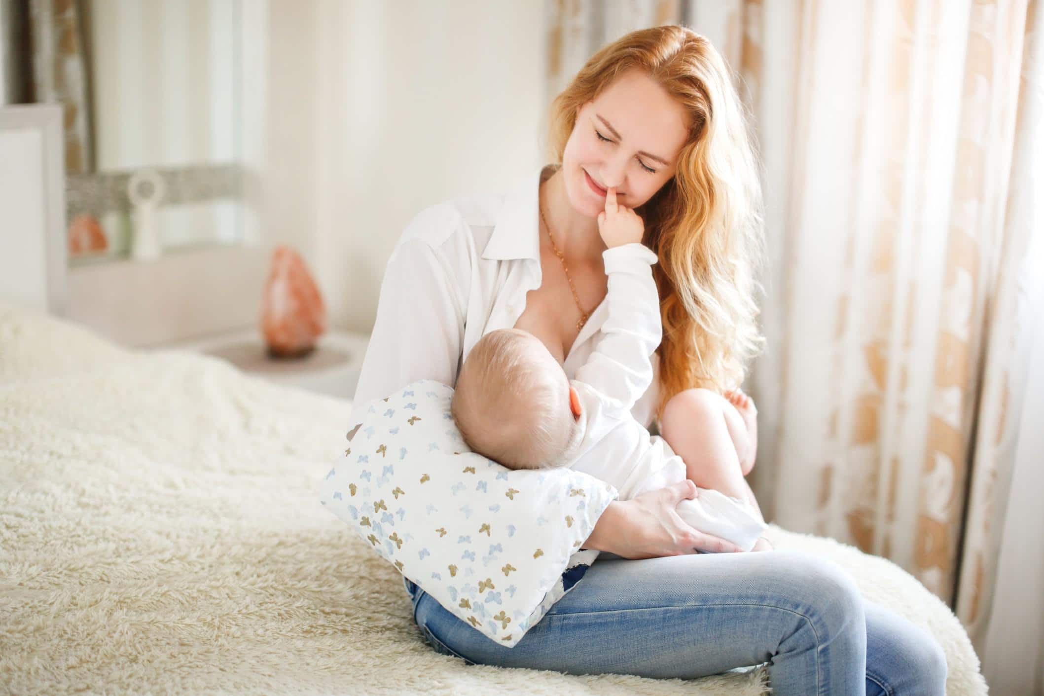 mom breastfeeding baby - 10-month-old baby feeding schedule