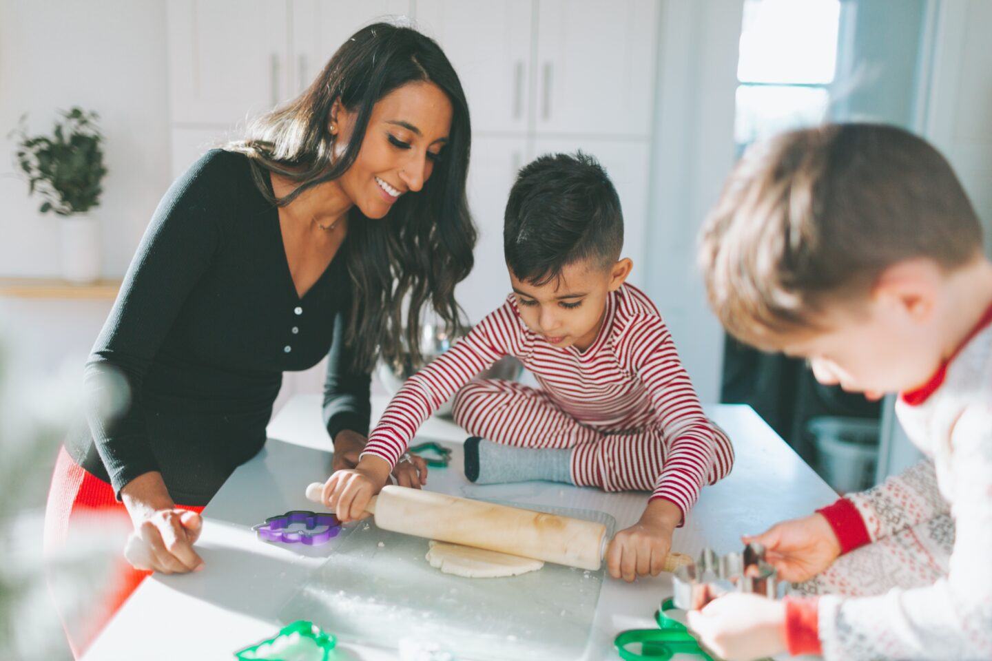 mom-baking-with-kids- easy christmas cookies for kids