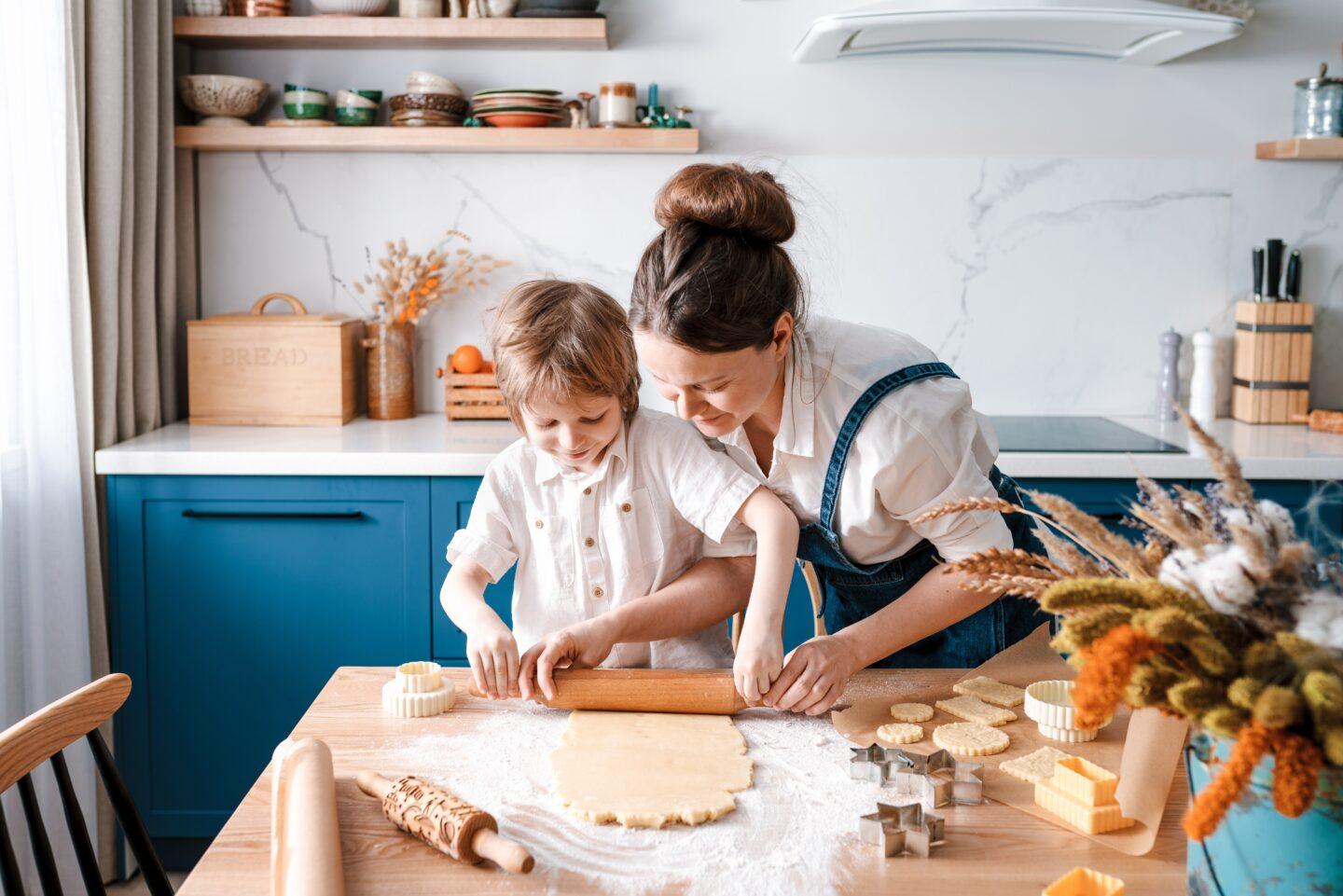 mom-baking-with-child