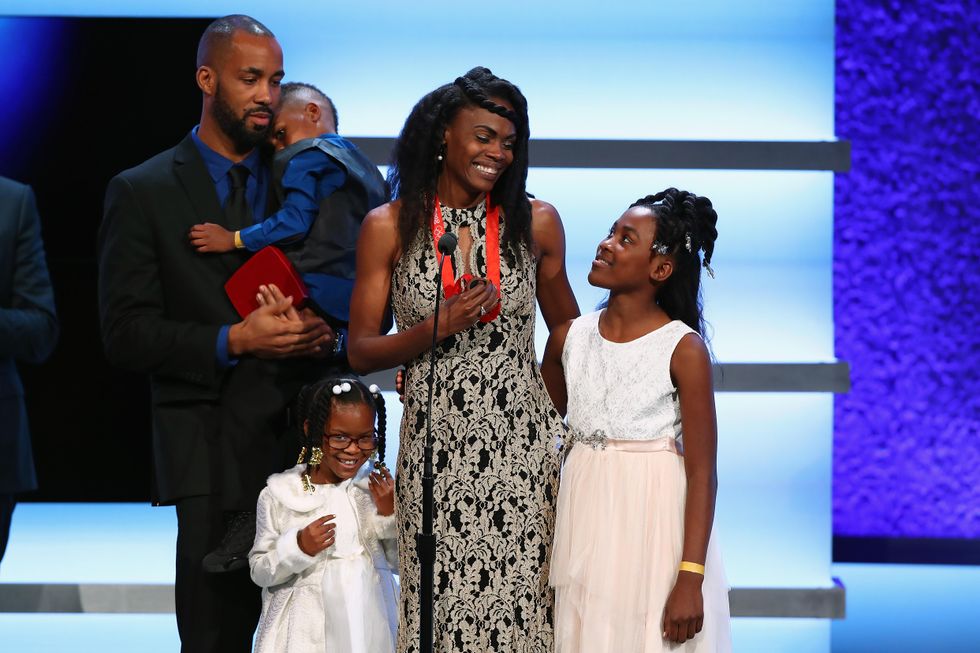 Olympian-Chaunt\u00e9-Lowe-accepts-medal-with-family