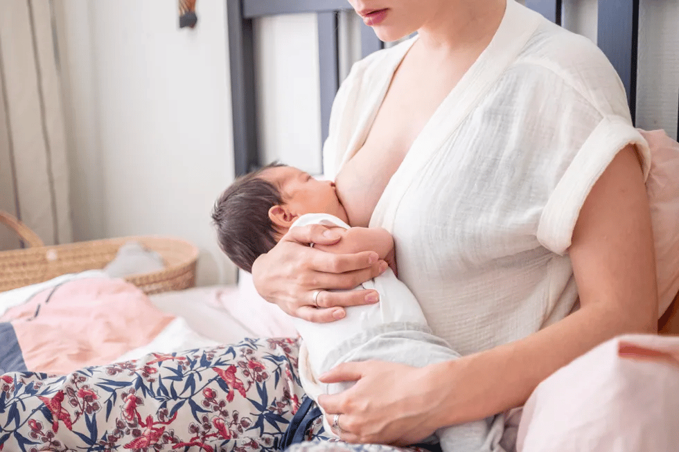 mom breastfeeding a baby - 3-week-old baby feeding schedule