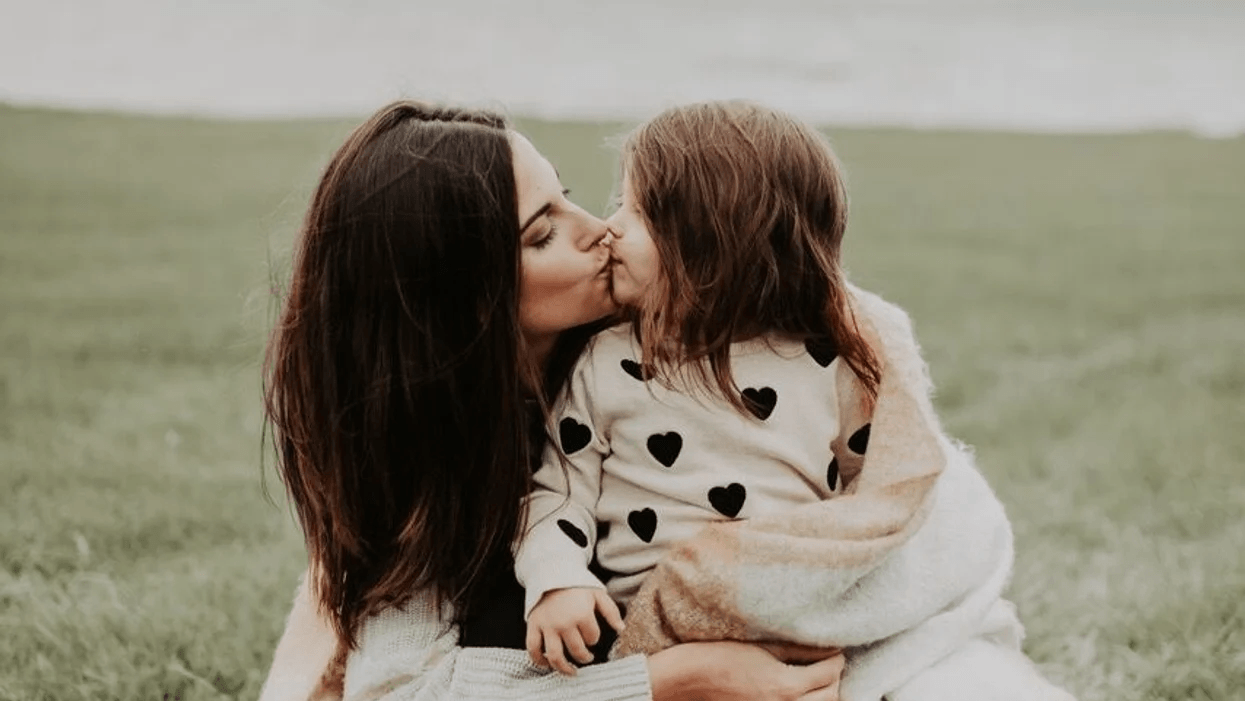 mom-and-daughter-kissing