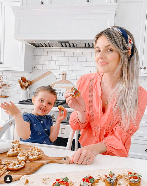 Ali Fedotowsky-Manno and her son eating together