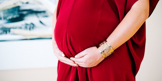 pregnant woman cradling her belly, wondering what is diastasis recti