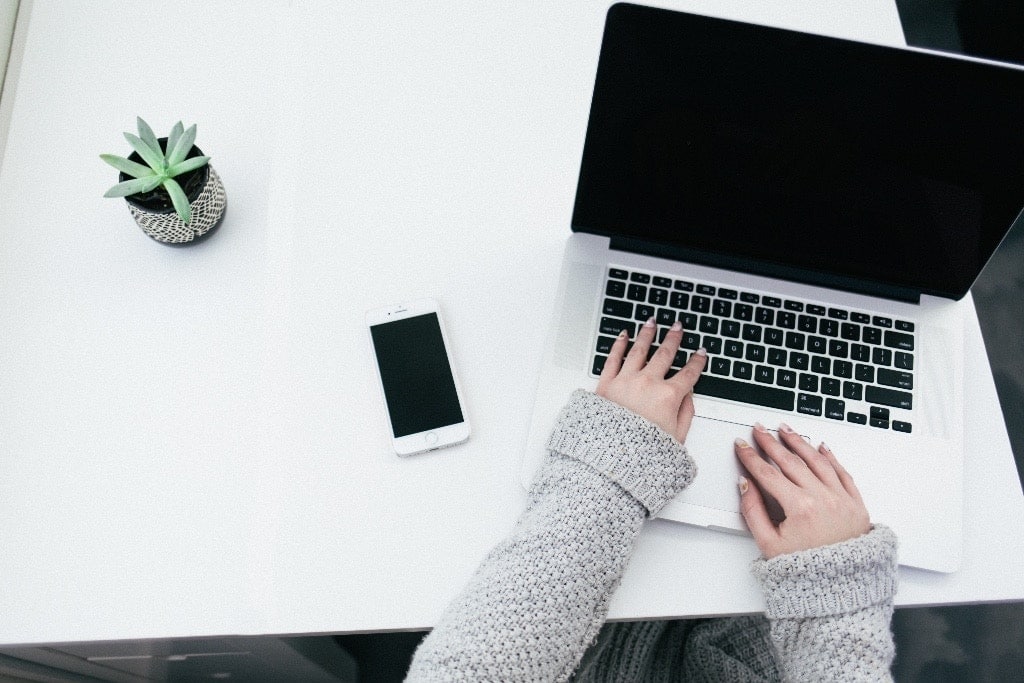 person typing on a lap top