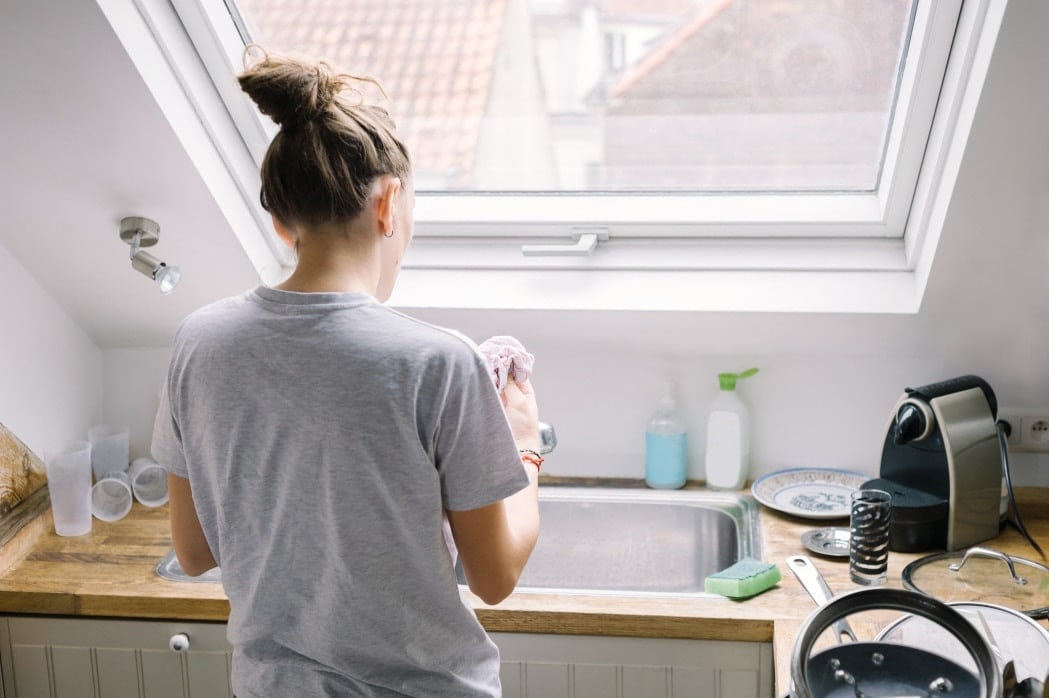 woman doing the dishes