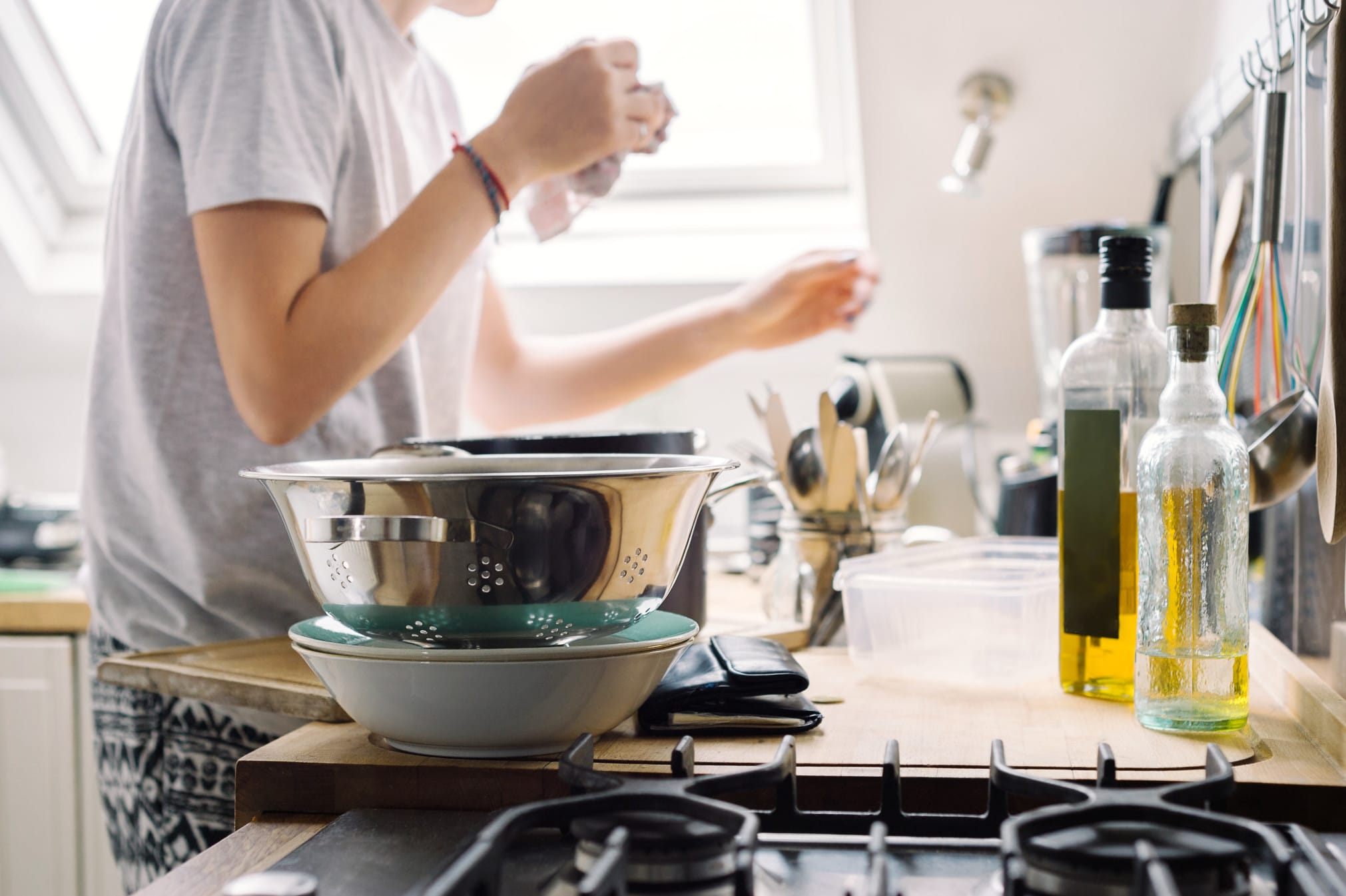 woman cleaning the kitchen