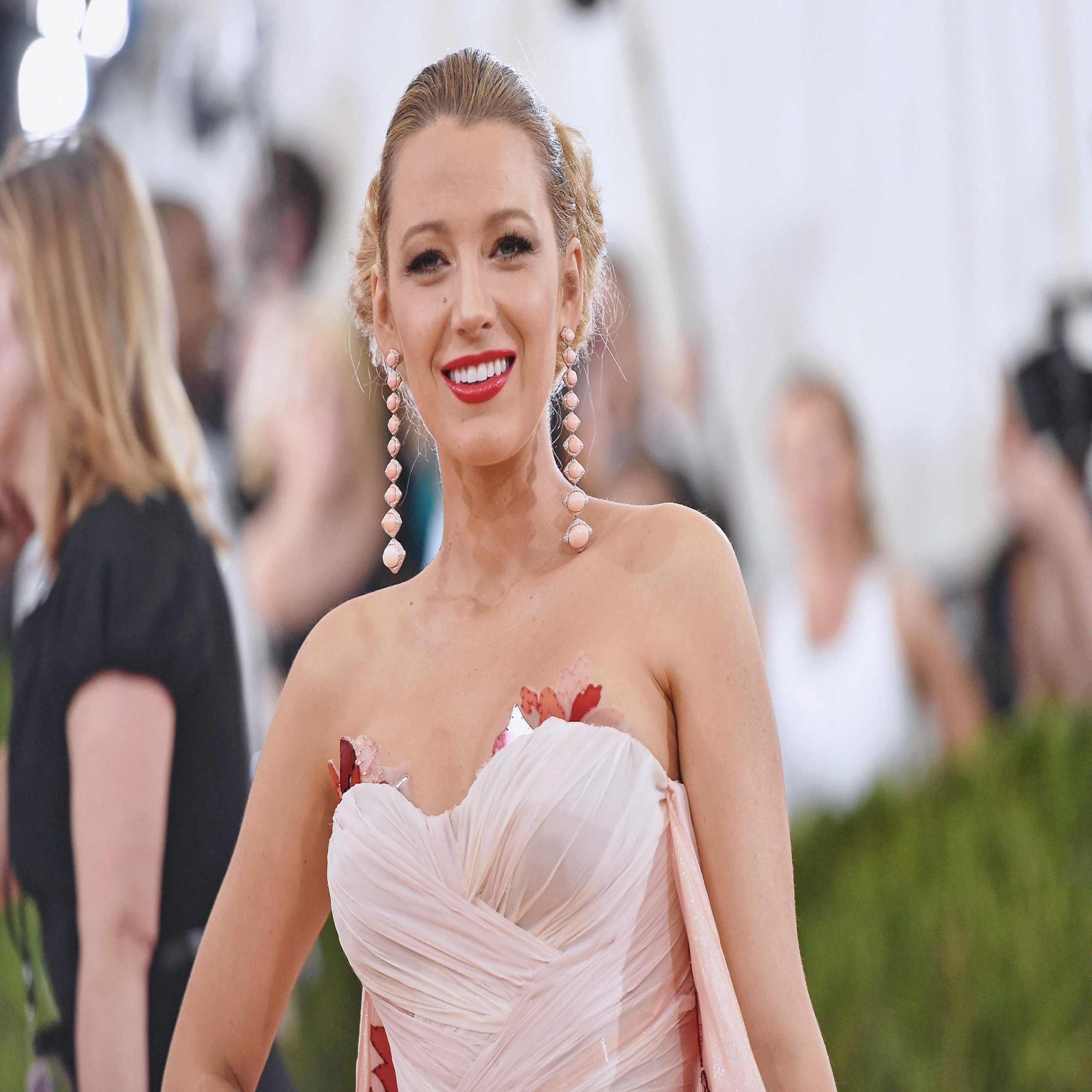 Blake Lively Makes Rare Appearance With Husband Post Pregnancy, Flaunts  S*xy Legs In Hot Pants Making Us Wonder Where Did All That Postpartum  Weight Go?