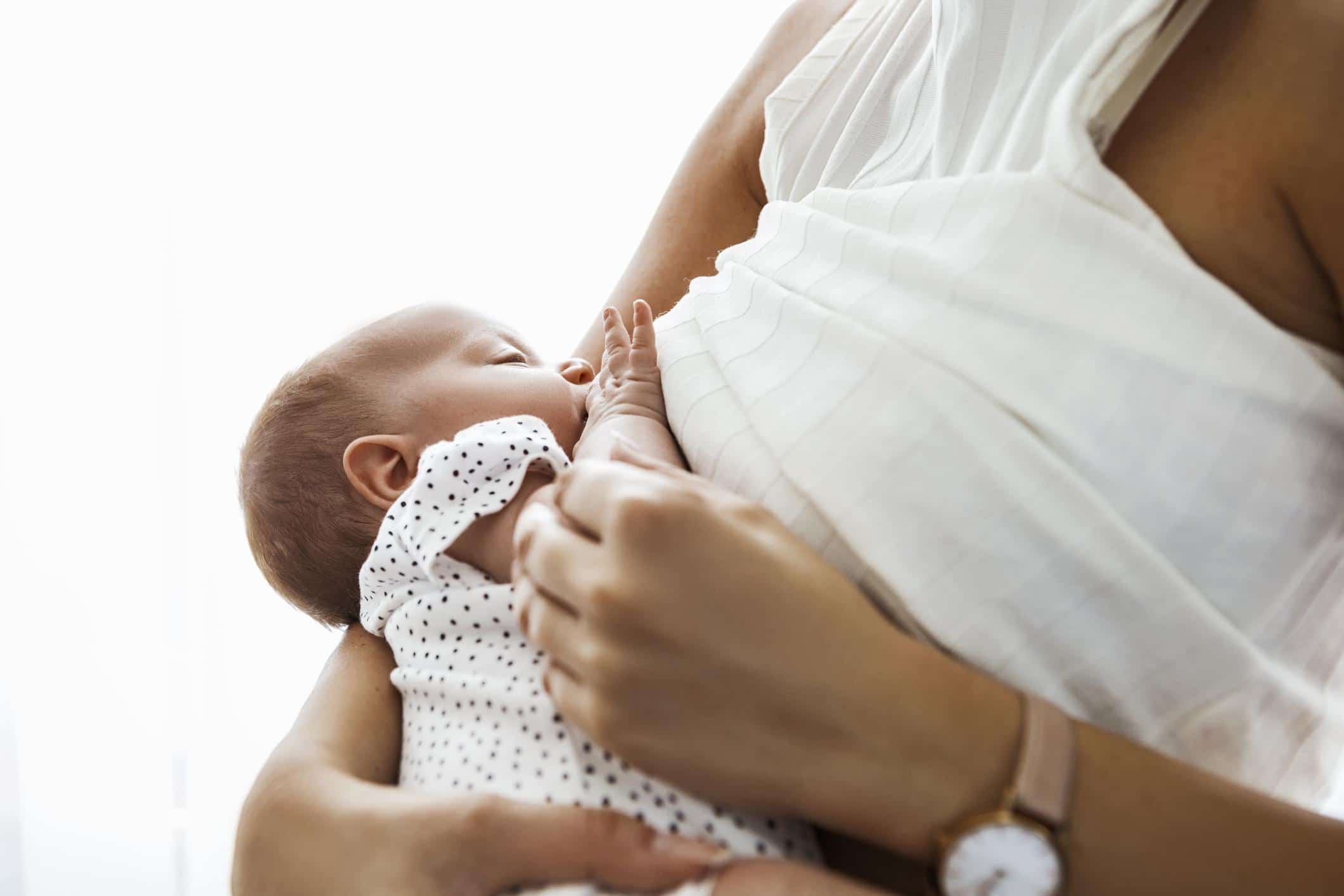 mom breastfeeding newborn baby - what not to eat when breastfeeding
