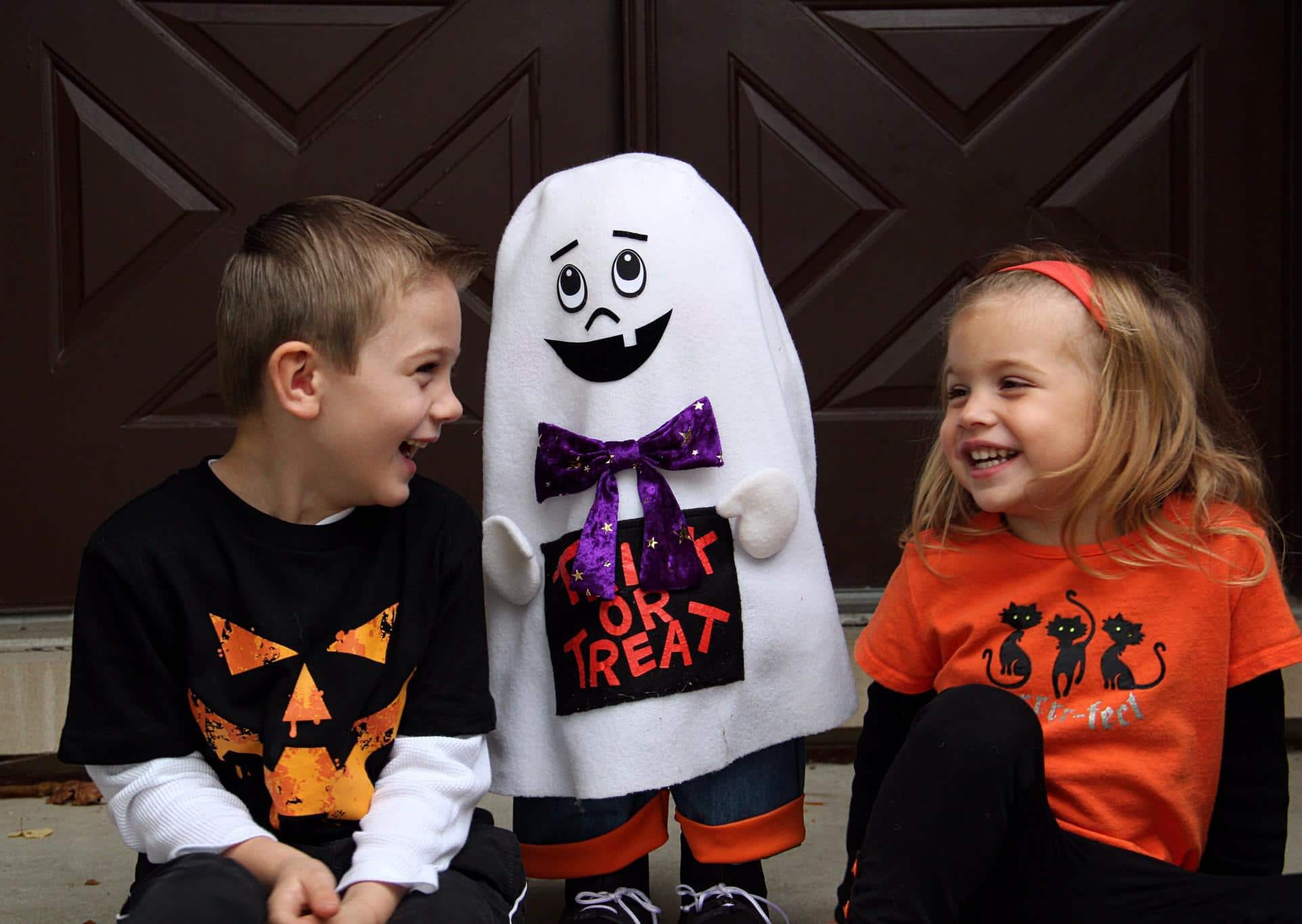 two kids laughing - halloween jokes