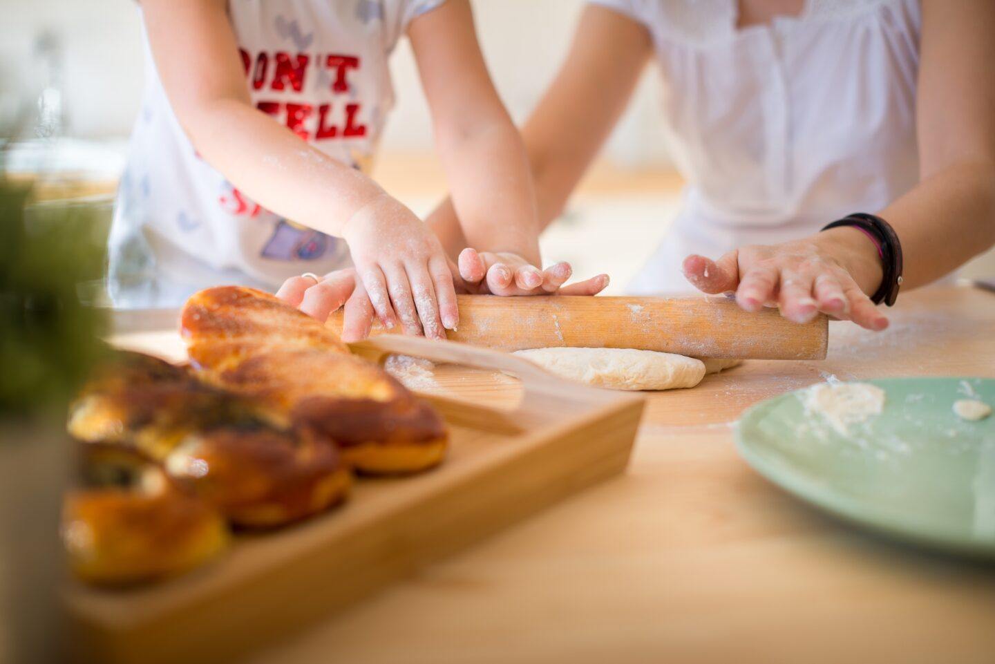 parent-baking-with-kid