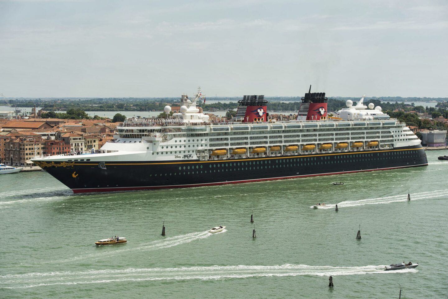 disney-cruise-ship-on-water