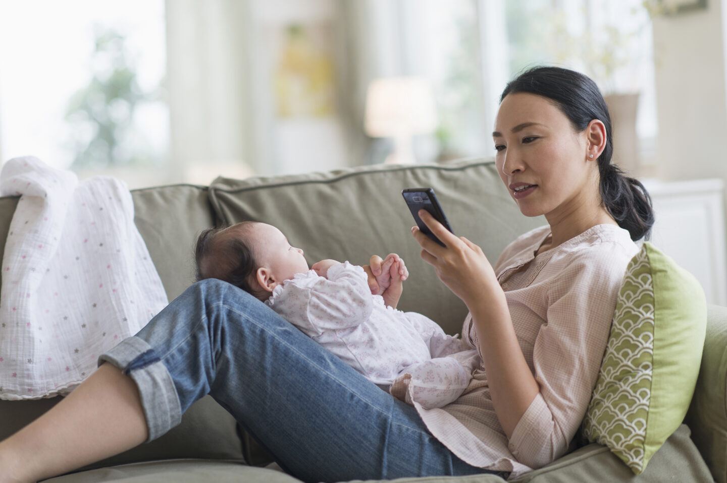 mom-with-baby-phone