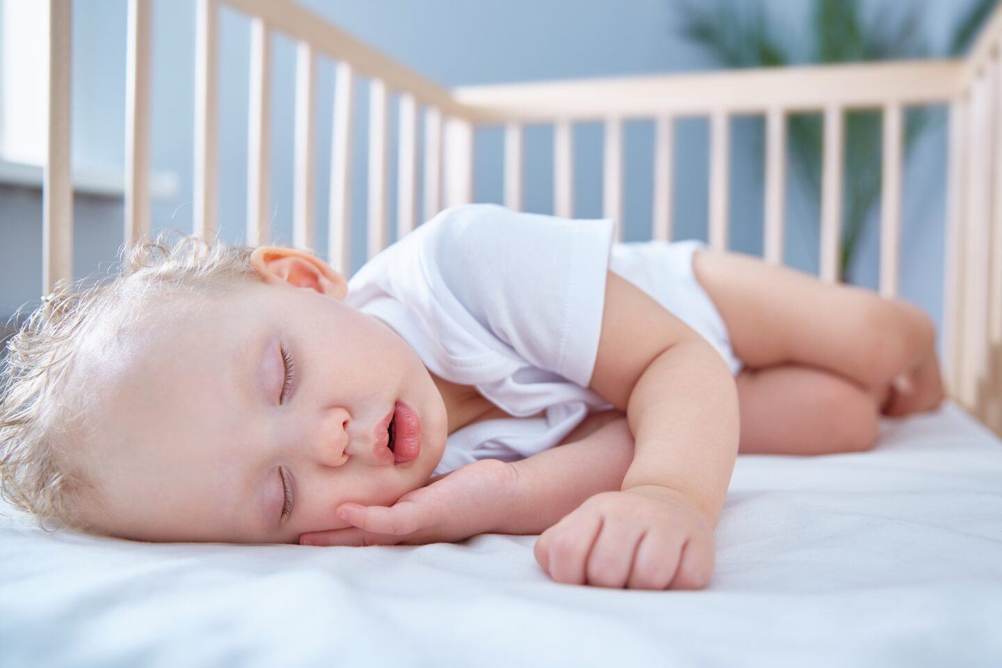 baby sleeping in crib- when do babies drop to one nap