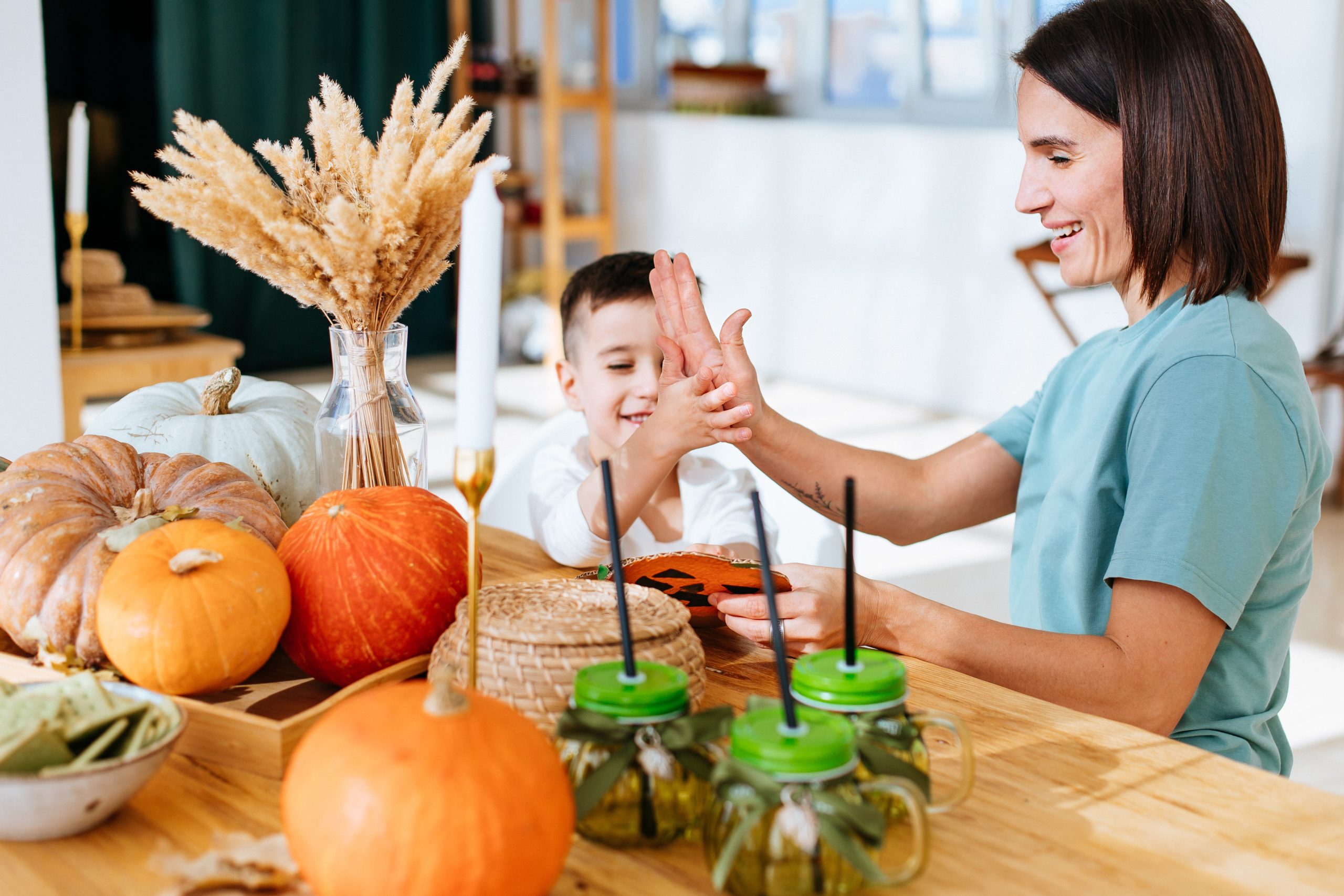 mom and child doing thanksgiving activities