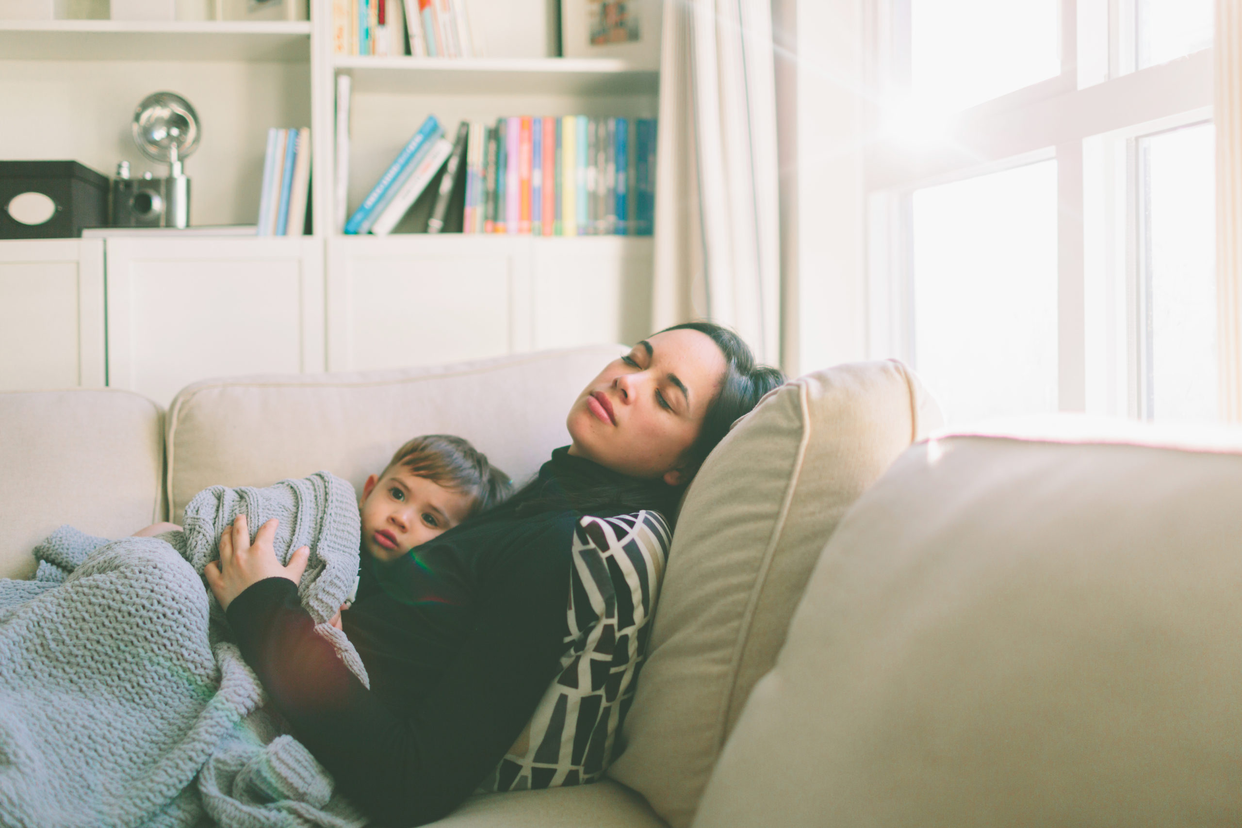 Мать и сын в деле. Son cuddling mother. Tired parents. Mother on son. Мать и сын рисунок.