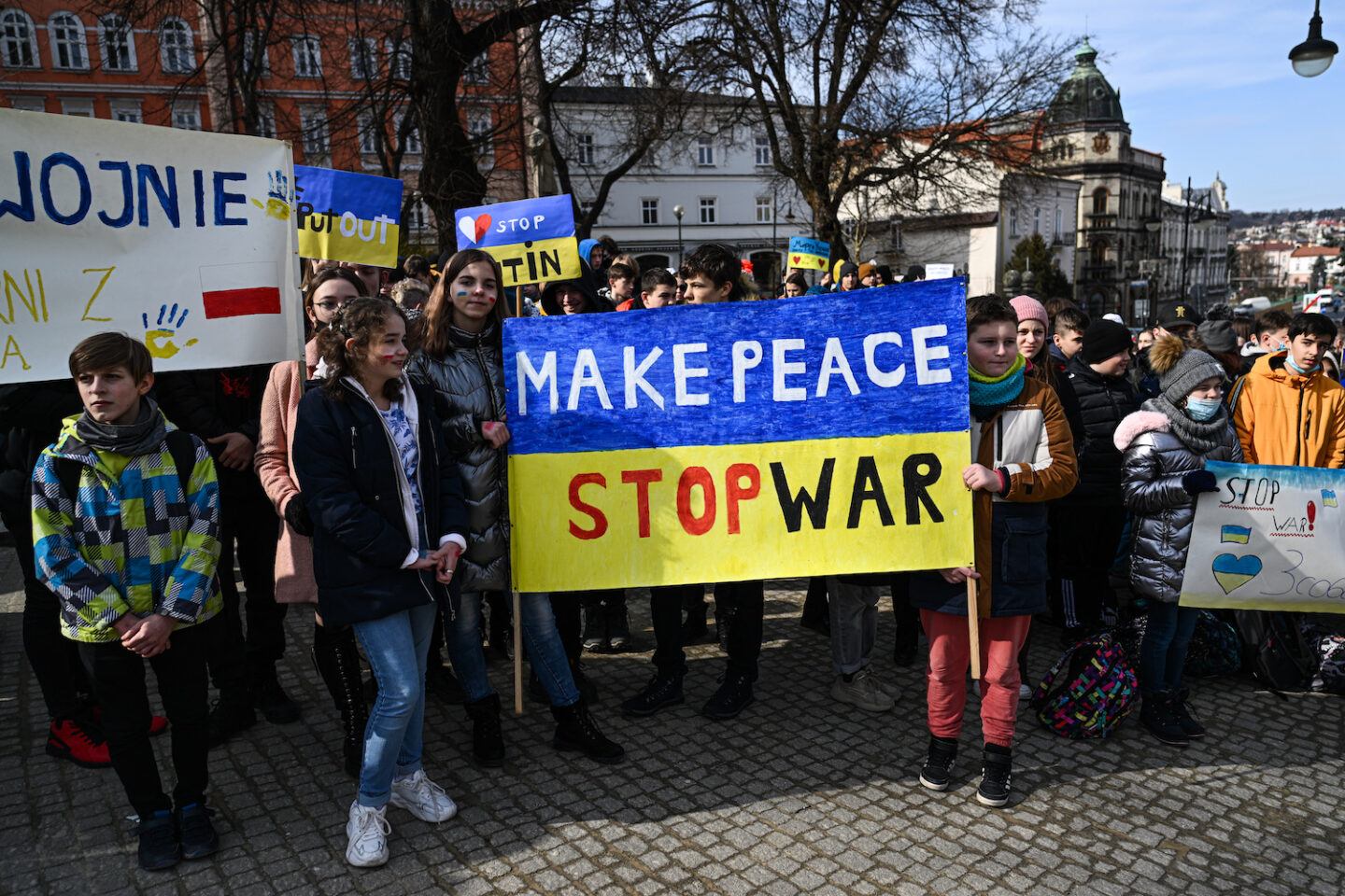Ukraine children protesting war