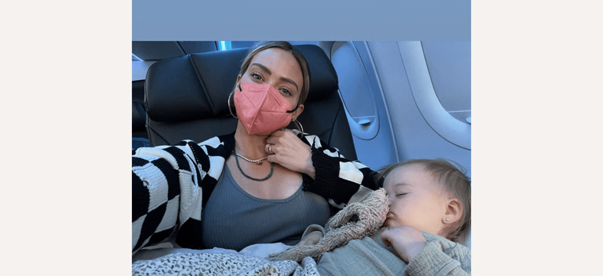 Hilary Duff on airplane with daughter