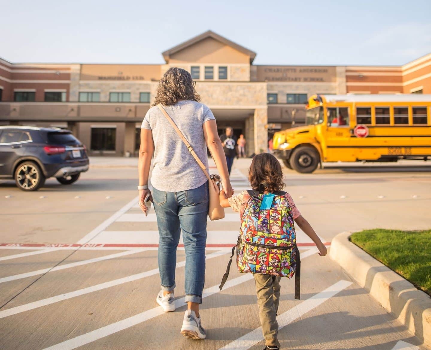 mom dropping daughter off at school