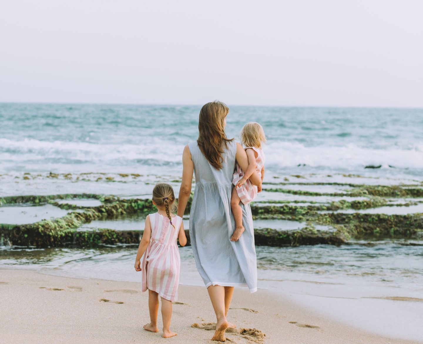 momonbeachwithdaughters