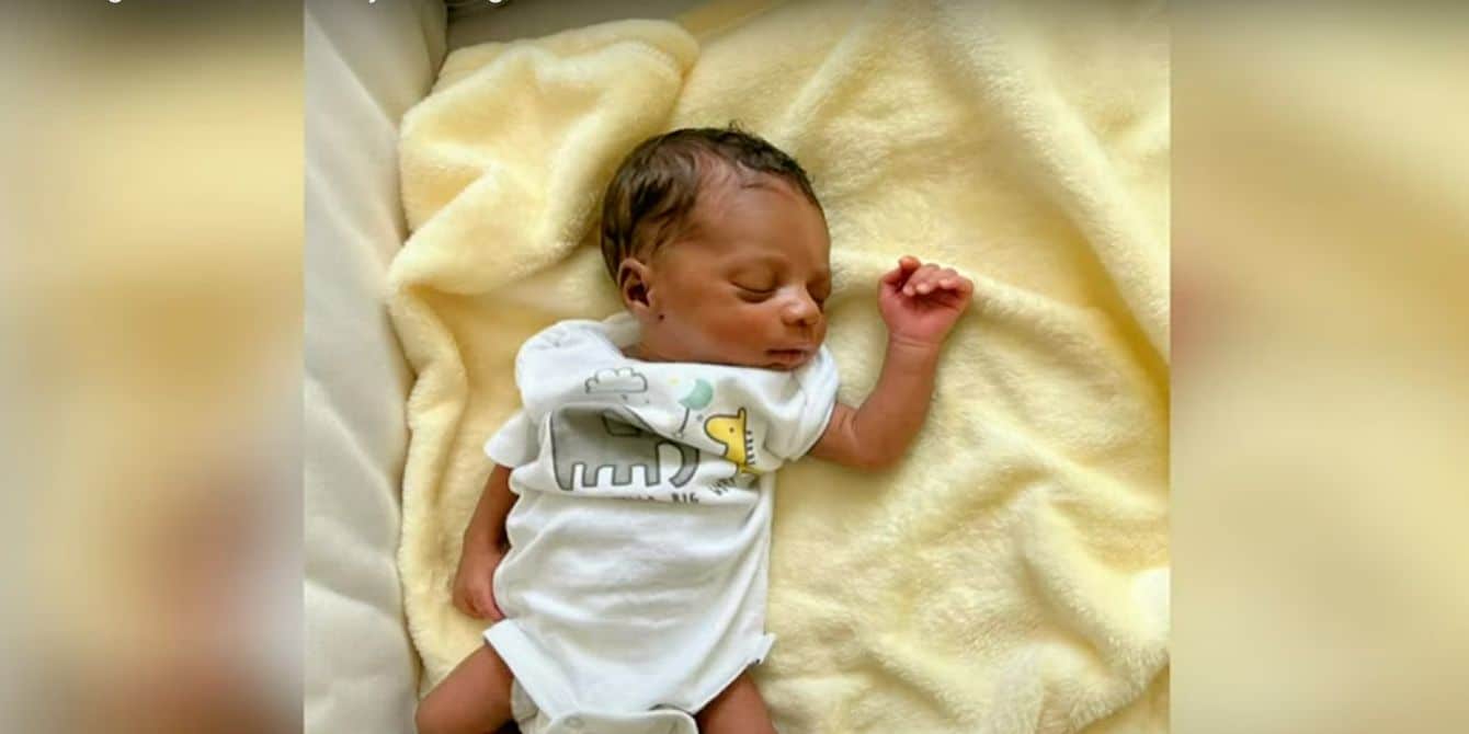 Newborn baby born on American Airlines flight - mom delivers baby on an airplane