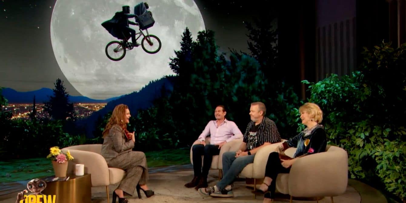 Drew Barrymore reunites with the cast of ET on her show