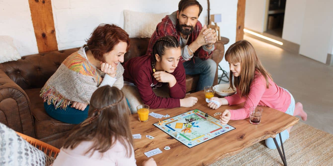 https://www.mother.ly/wp-content/uploads/2022/10/family-playing-board-games-minute-to-win-it-games.jpg