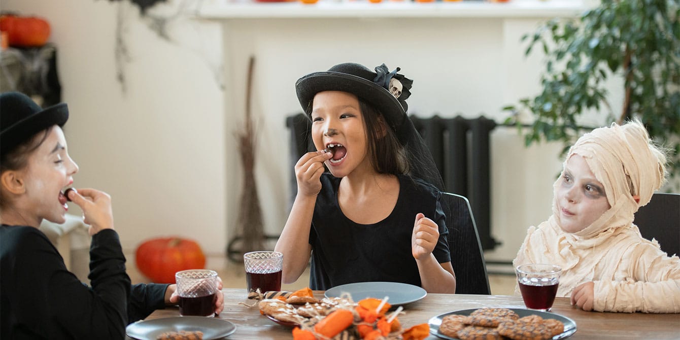 kids on halloween eating candy - the common halloween candy mistakes that parents make
