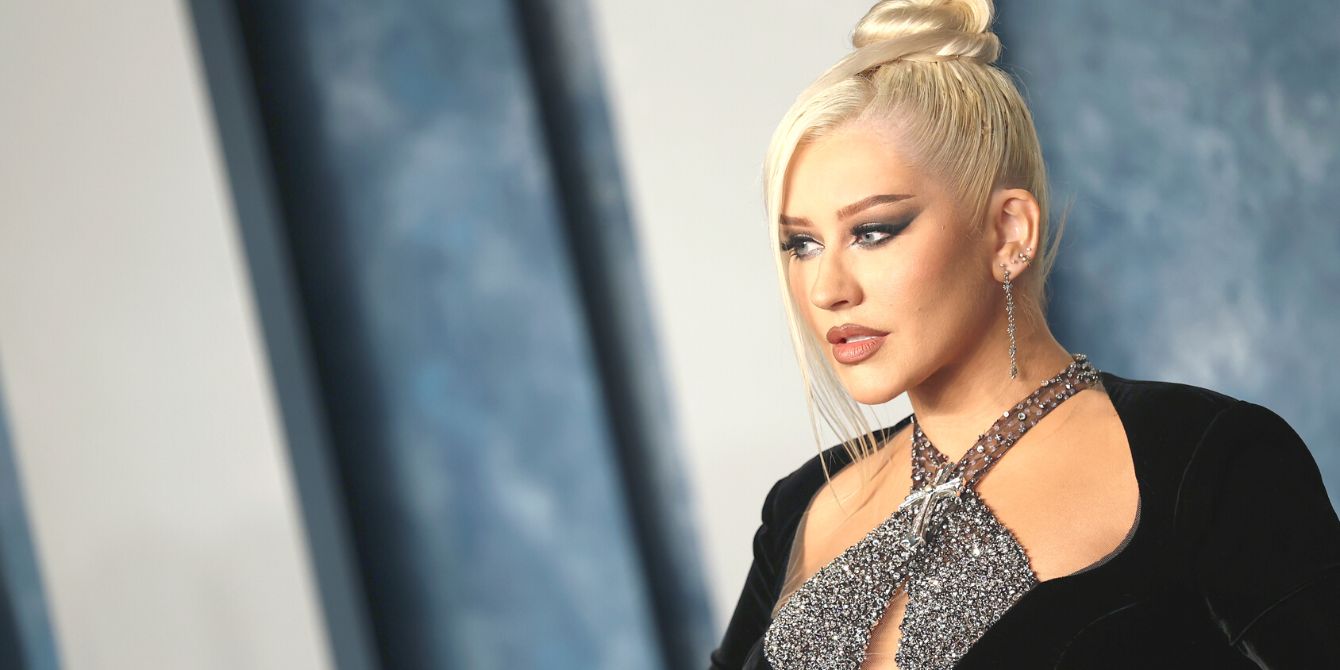 Christina Aguilera posing on Vanity Fair red carpet