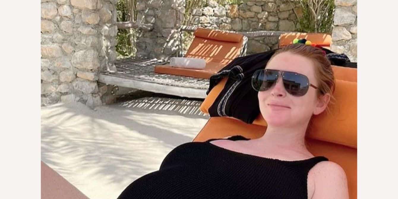 Lindsay Lohan shows off her baby bump