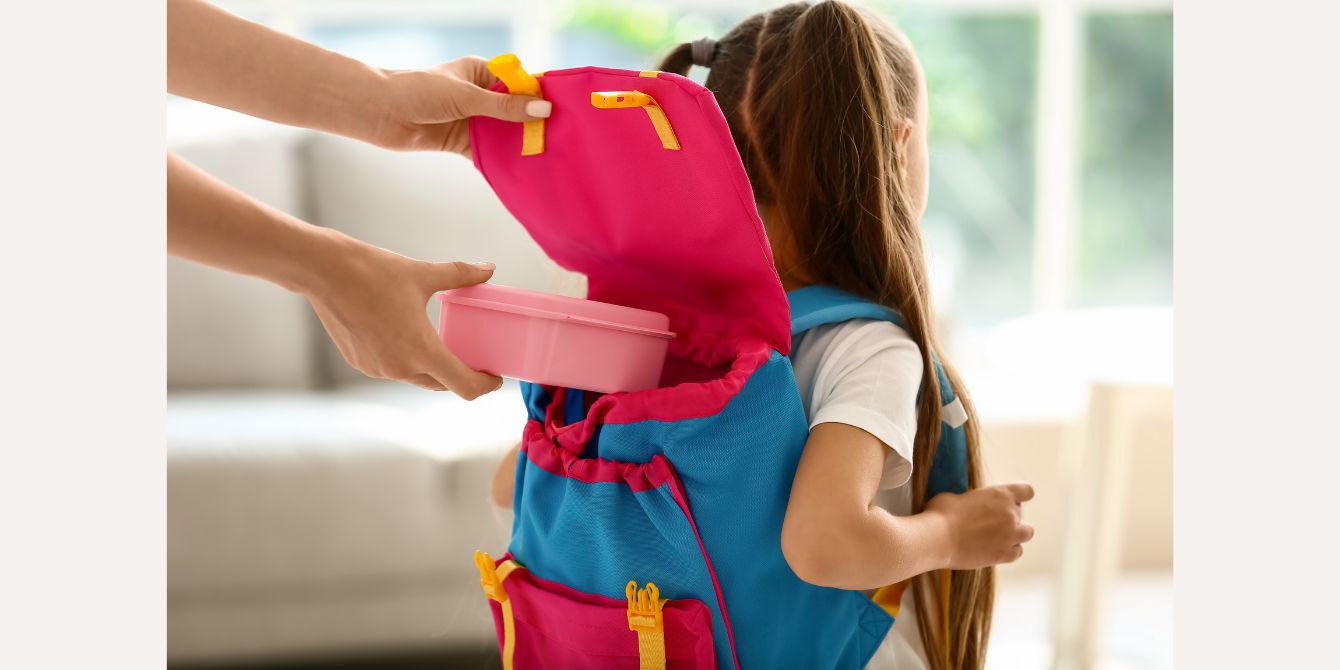 mom puts lunchbox in child's backpack- mom posts on aita about kids lunch