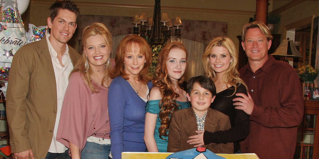 The Cast Of Reba Reunites At Her Concert Motherly