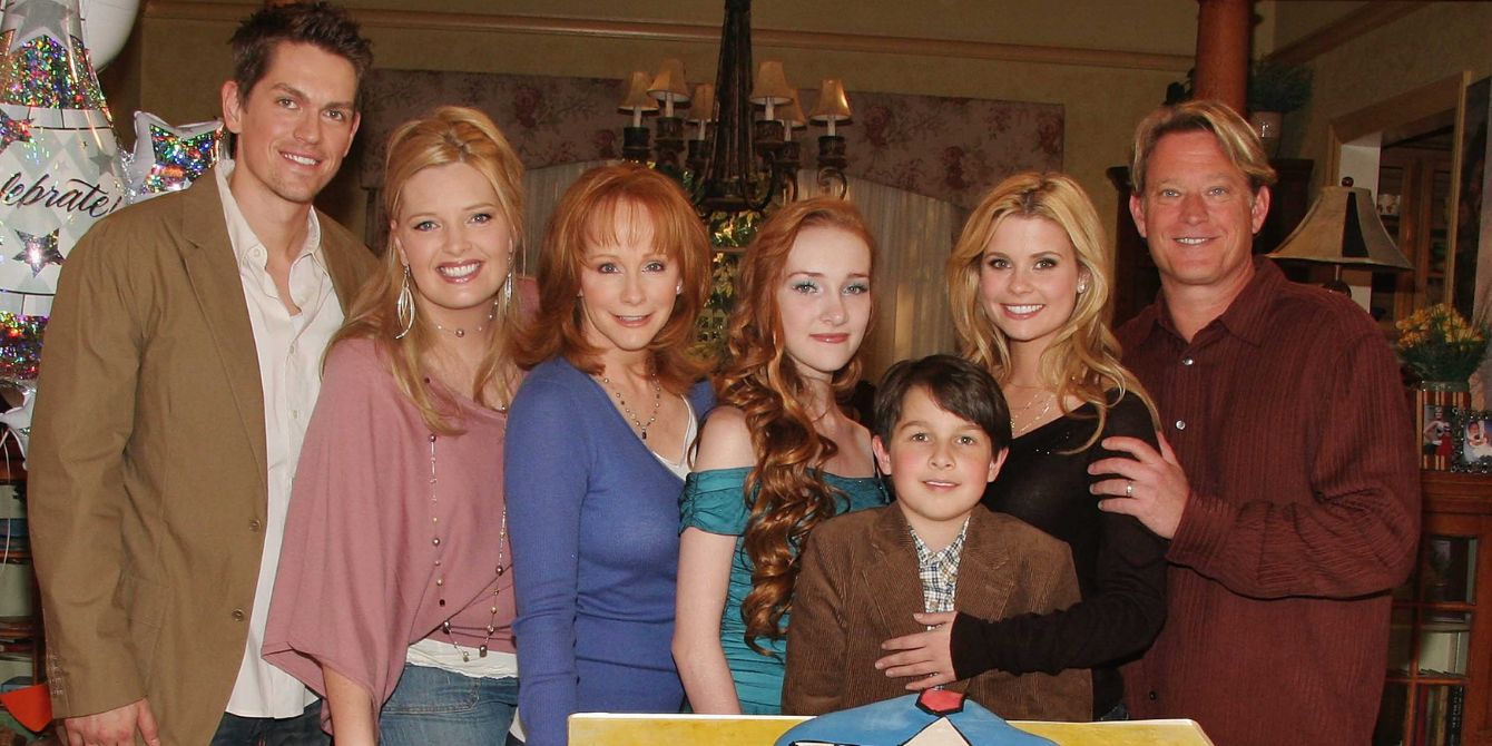 The Cast of Reba Reunites At Her Concert Motherly