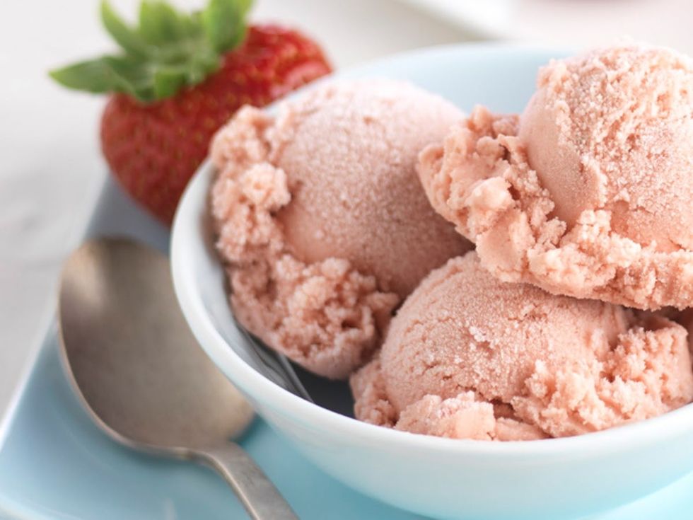 Strawberry ice cream with brown sugar