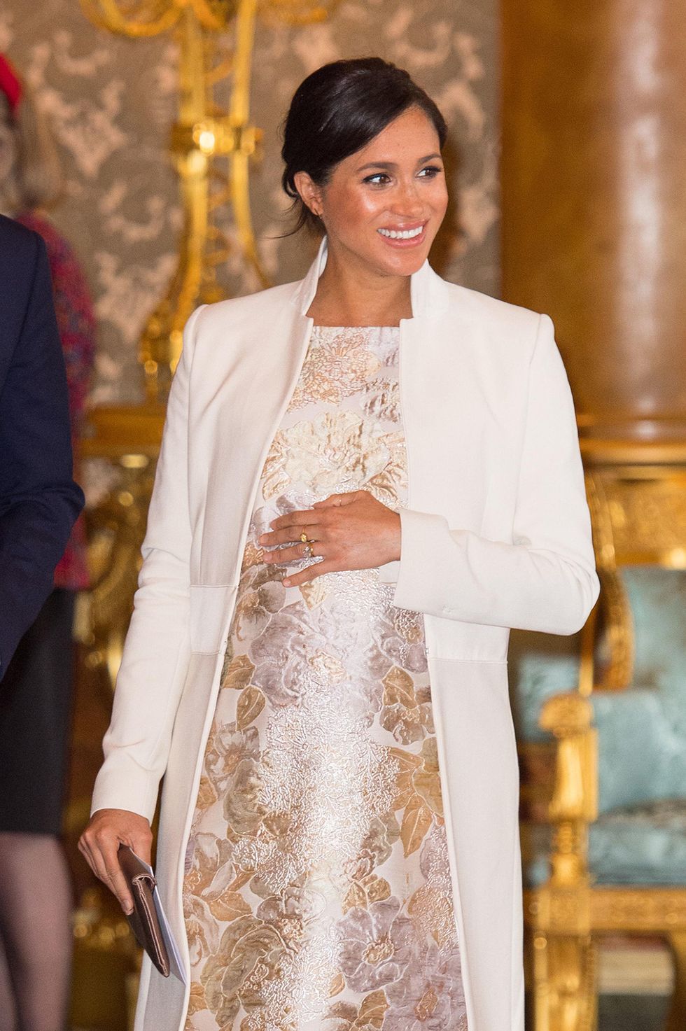 Pregnant-Meghan-Markle-holding-belly