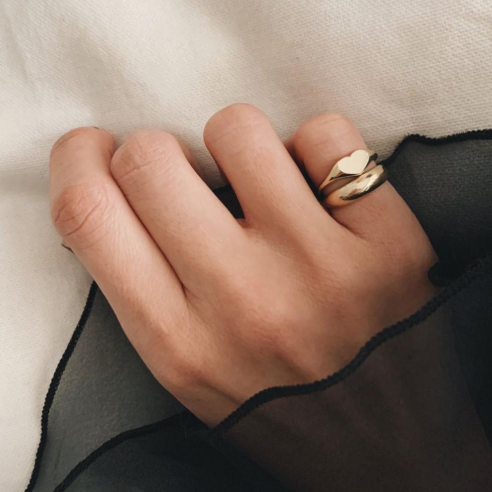 Kinn Studio petite heart signet ring